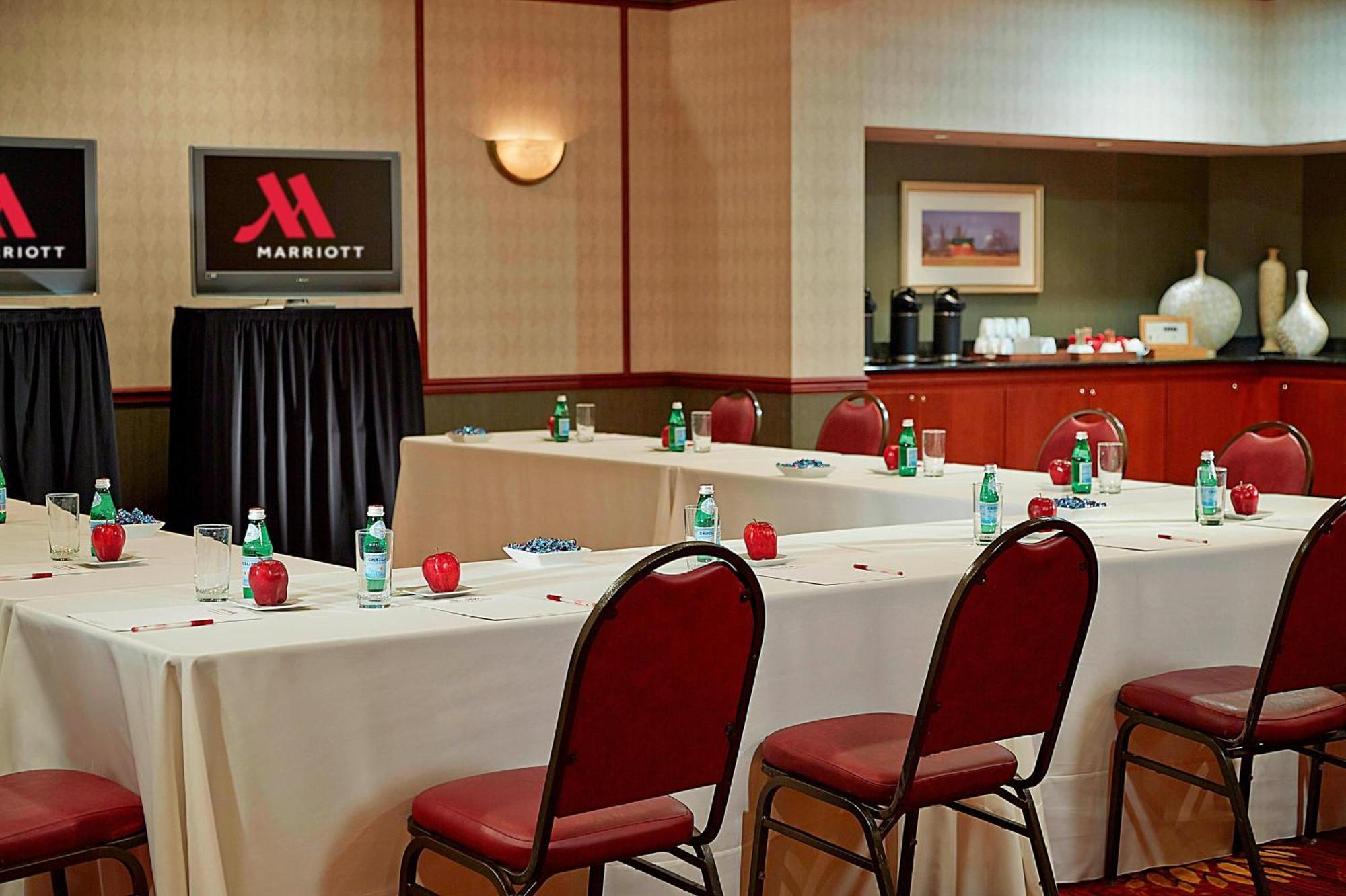 Marriott Hartford/Windsor Airport Hotel Exterior photo
