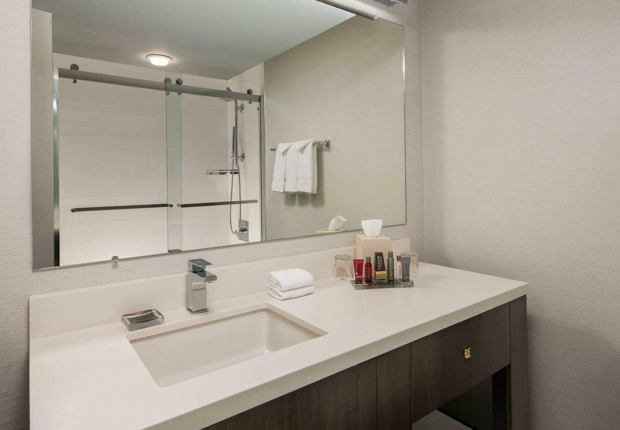 Marriott Hartford/Windsor Airport Hotel Room photo